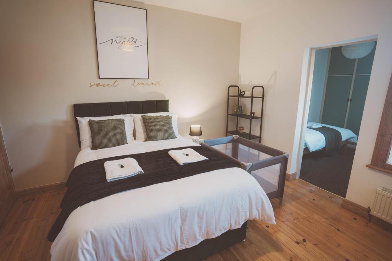 Holiday home Cosy 5bed 2bath Well Equipped House In Near Amenties Makes Great Digs, Wi-fi, On Street Parking, Smart Tvs In Rooms, Coop Shop 2mins Walk *